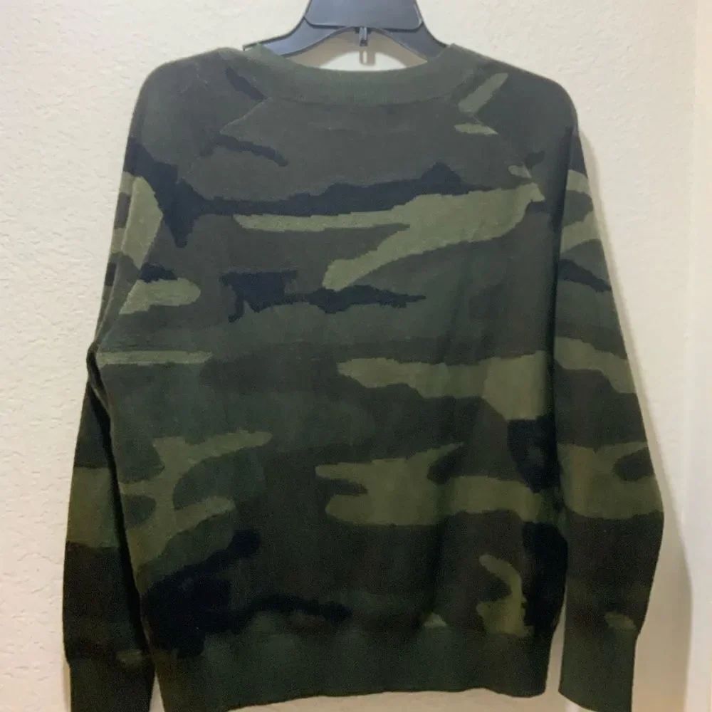 John + Jenn V-neck Fitz Green Camo Sweater S/P - Picture 6 of 8